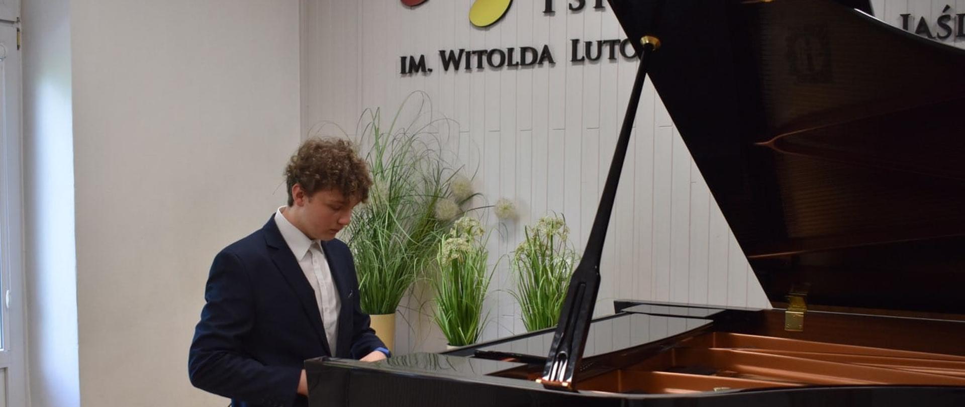 Maciej Marciniec, zdobywca I miejsca, podczas konkursu pianistycznego w PSM w Jaśle