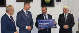 Poszczególni samorządowcy z terenu Powiatu Hajnowskiego odbierają promesy