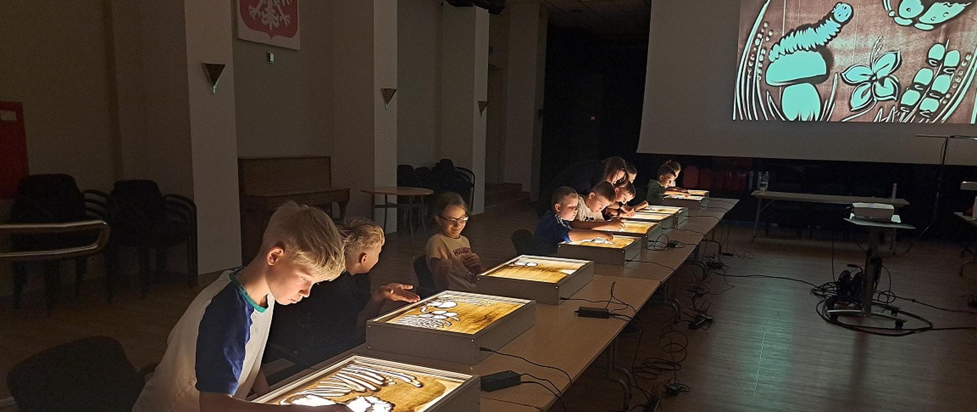 Nauka malowania piaskiem na szkle.