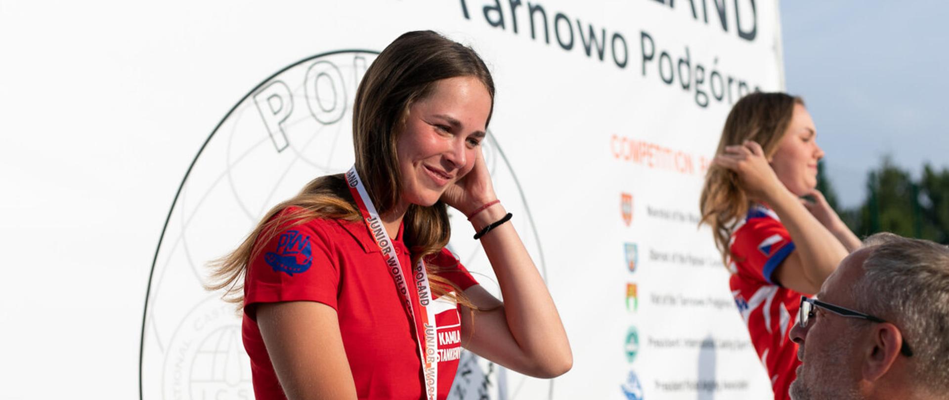 Kamila Stankiewicz odbiera gratulacje na podium