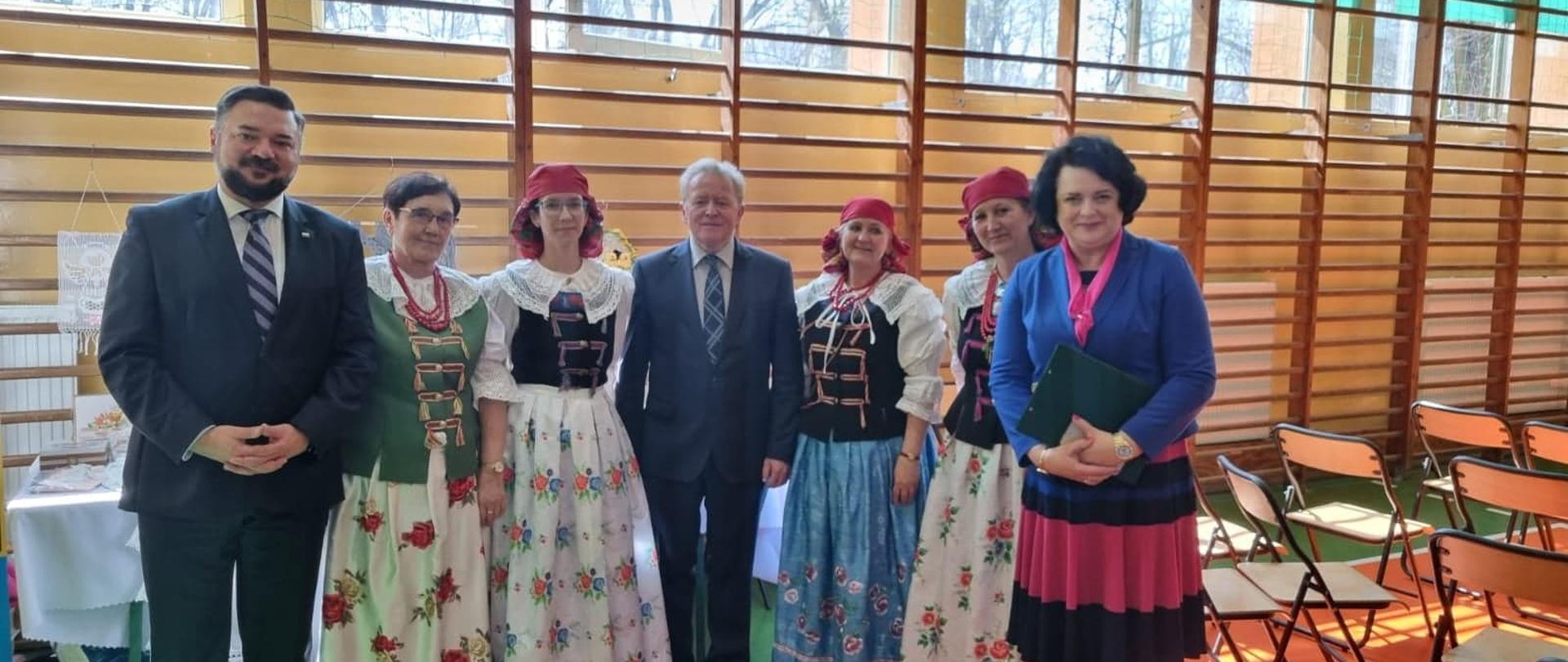 Komisarz ds. rolnictwa UE Janusz Wojciechowski w towarzystwie Wójta Gminy Świerklaniec Marka Cyla, Posła na Sejm RP Barbary Dziuk i członkiń Stowarzyszenia Przyjaciół Kultury i Tradycji Śląskiej z Orzecha