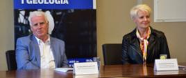 Rektor Uczelni Jana Wyżykowskiego oraz Dyrektor Zespołu Szkół im. Narodów Zjednoczonej Europy w Polkowicach siedzą przy stole podczas konferencji 