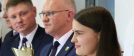 Starosta Hajnowski oraz Wicemarszałek stoją obok nagrodzonej Małgorzaty Karpiuk