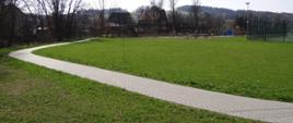 Modernizacja placu obok boiska sportowego po przez budowę chodnika w miejscowości Skawa.