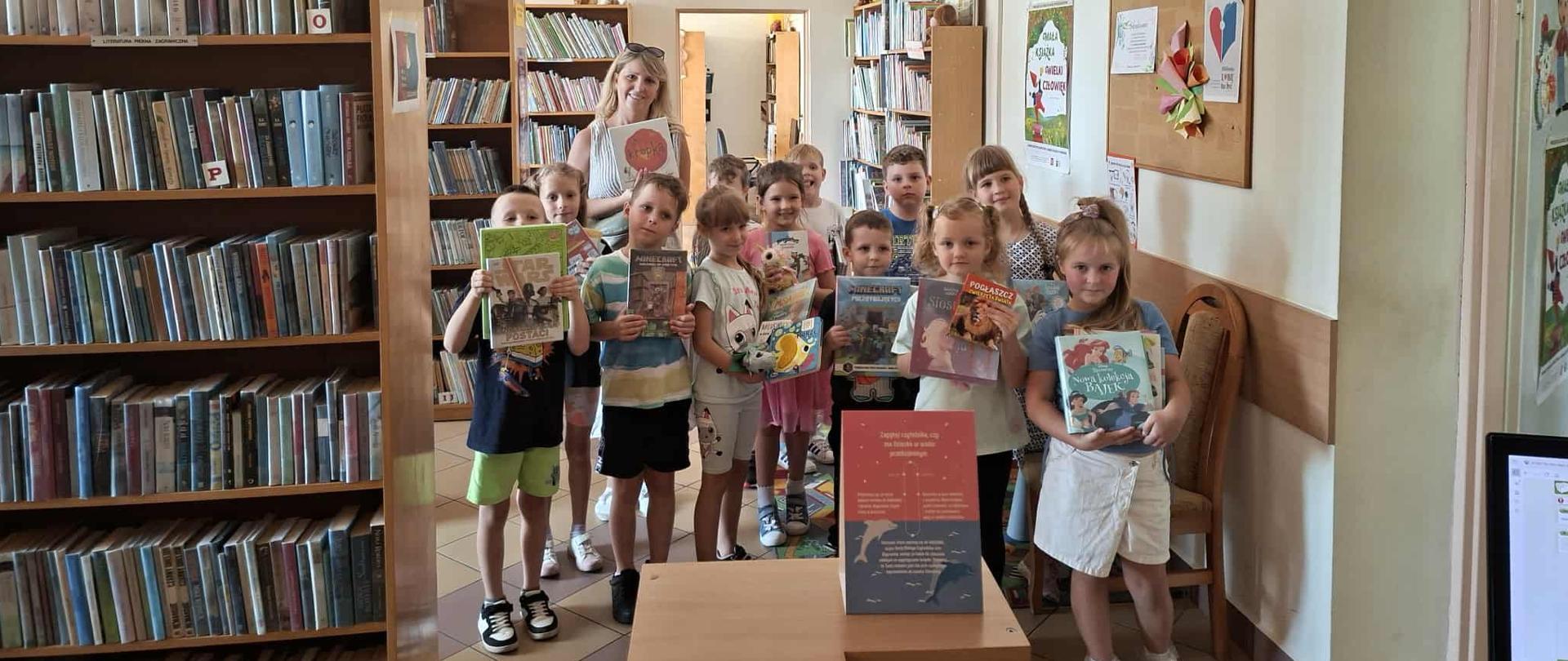 Pierwszoklasiści ze Szkoły Podstawowej w Żarnowie w bibliotece gminnej.