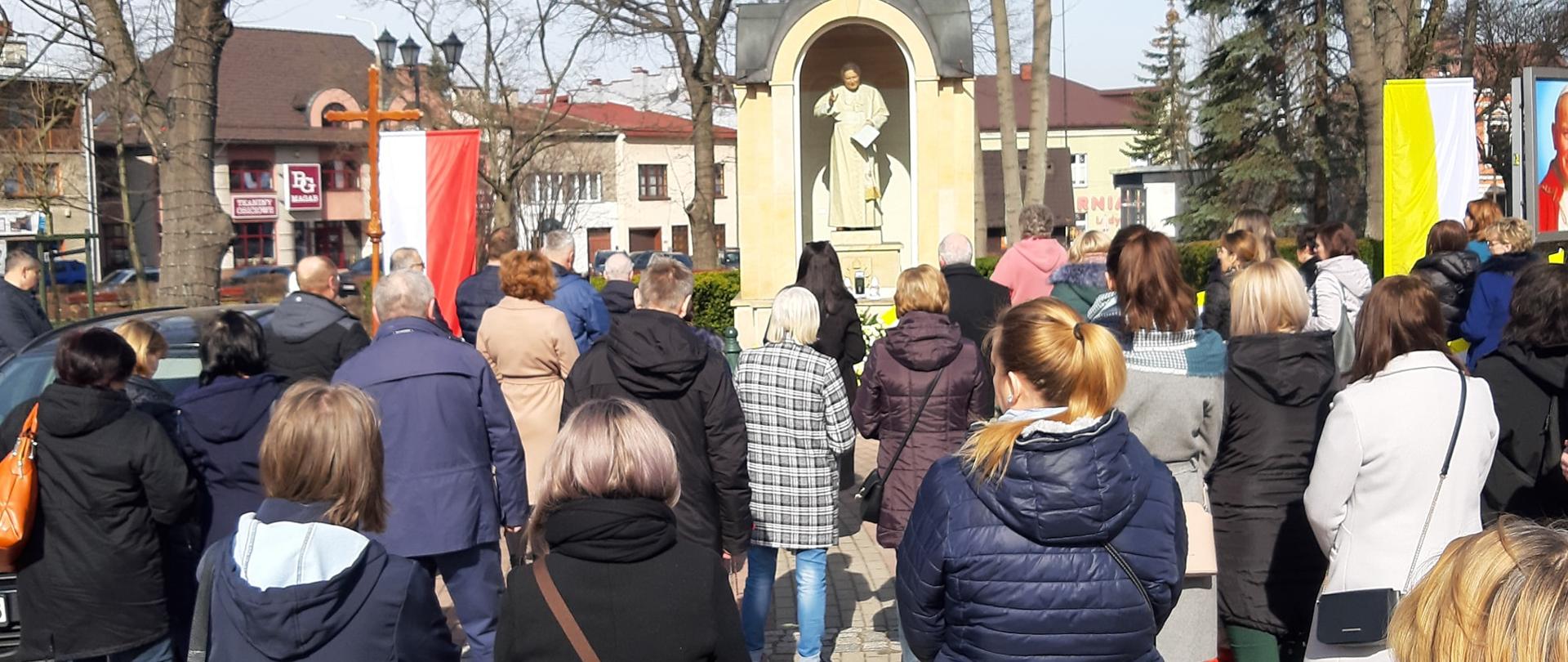 W głębi pomnik Jana Pawła II, otoczony mieszkańcami Kalwarii. 