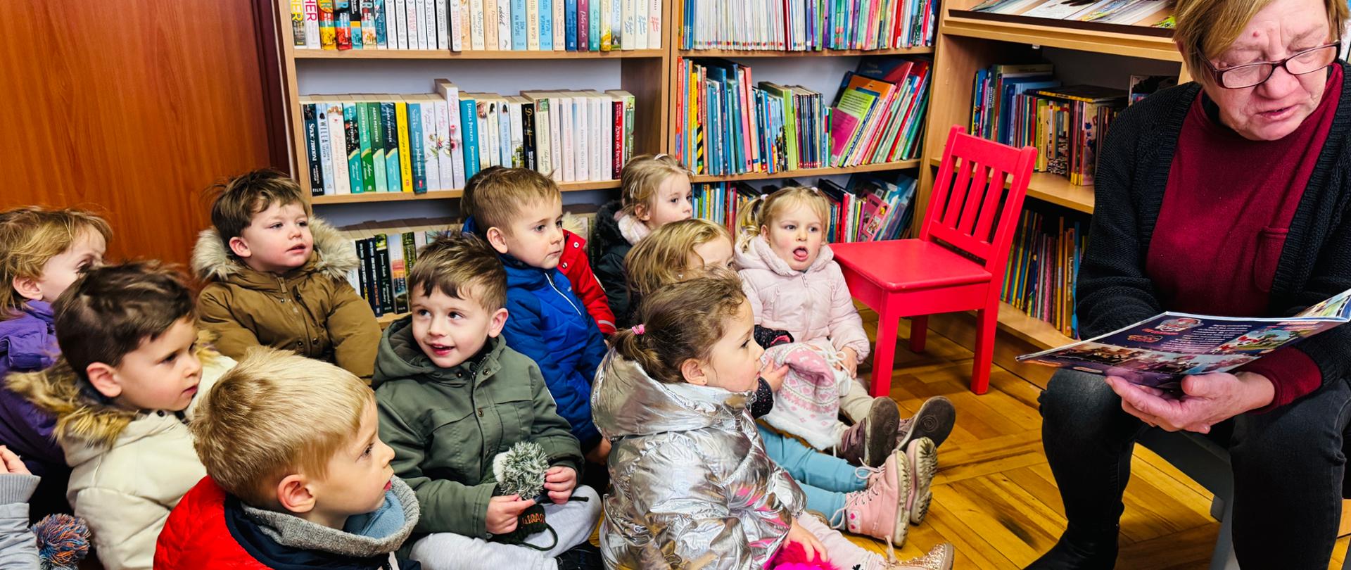 Grupa dzieci podczas spotkania z bibliotekarzem w Gminnej Bibliotece w Chorzelowie