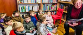 Grupa dzieci podczas spotkania z bibliotekarzem w Gminnej Bibliotece w Chorzelowie
