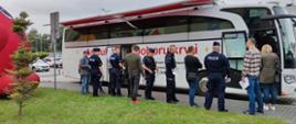 Zdjęcie wykonano podczas akcji krwiodawstwa przeprowadzonej pod hasłem "Siła w jedności", która odbyła się w Ostrołęce. Fotografia przedstawia mobilny punkt poboru krwi oraz grupę uczestników chętnych by oddać krew.
