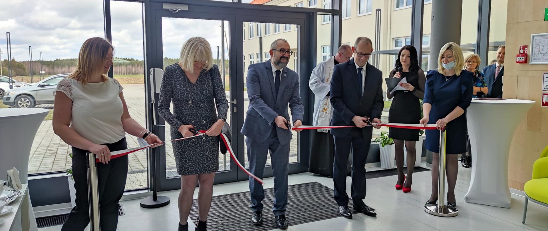 Uroczyste przecięcie wstęgi w nowym budynku - zdjęcie grupowe
