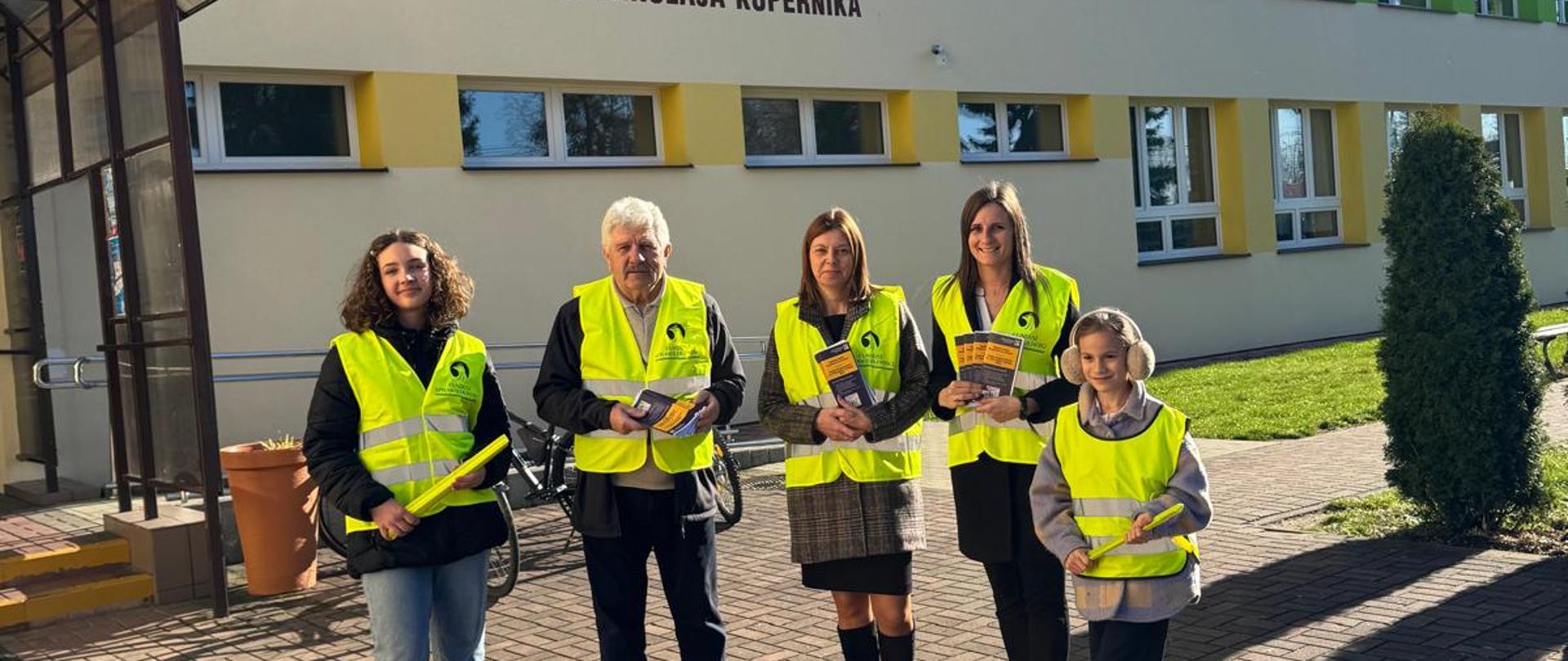 Na zdjęciu od lewej : uczennica , Sołtys Chorzelowa, Pani Dyrektor, Pani Wicedyrektor, uczennica 