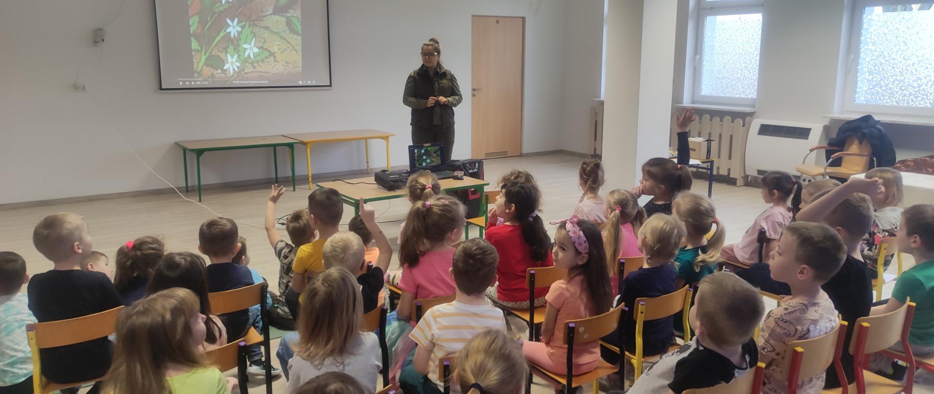 Leśnik i grupa dzieci