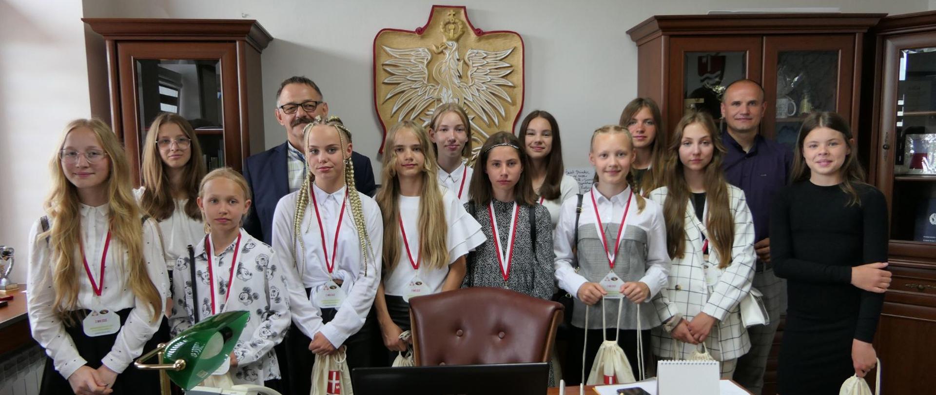 Drużyna piłkarek w gabinecie Starosty Lipskiego otrzymała okolicznościowe upominki