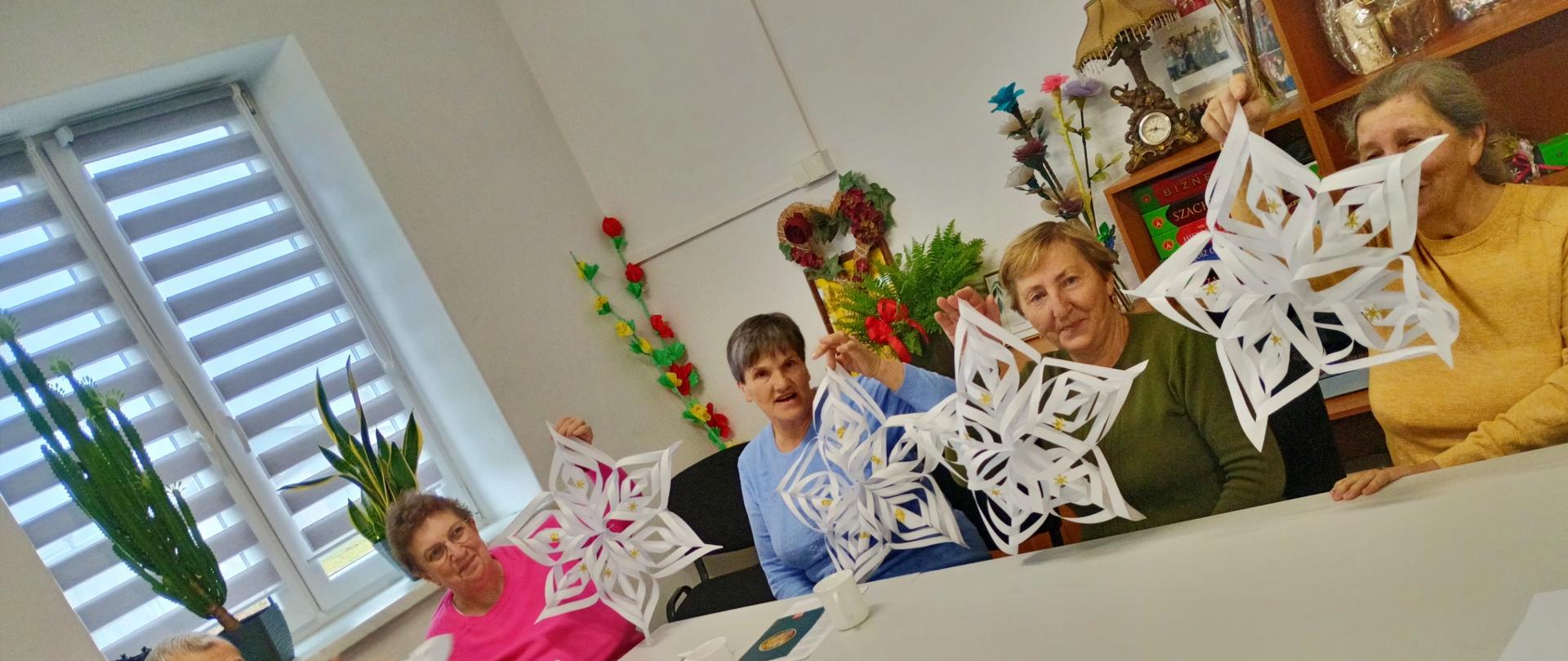 seniorzy wykonują ozdoby świąteczne