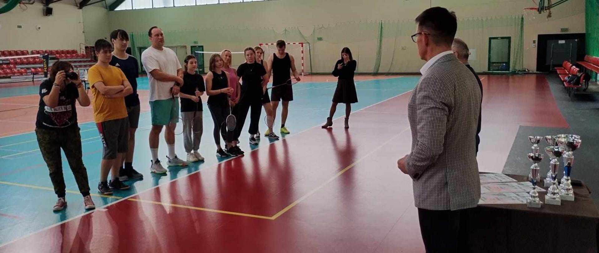 Uroczyste otwarcie zawodów. Przewodniczący Rady Powiatu w Kraśniku Jacek Dubiel stoi naprzeciwko uczestników.