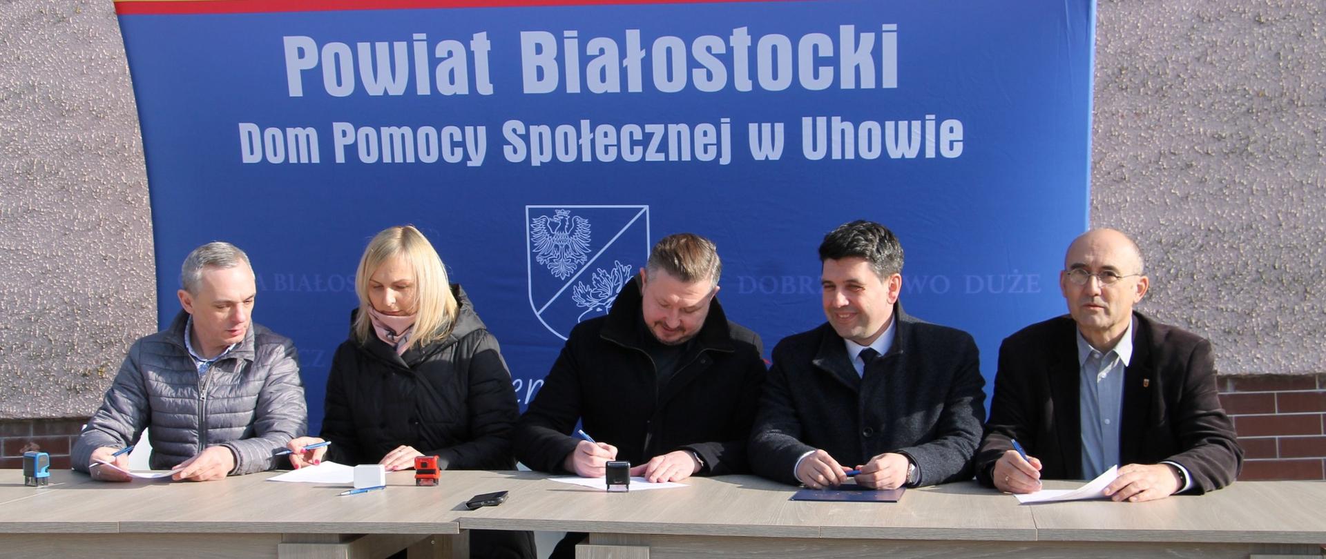 Podpisanie umowy przekazania placu budowy
