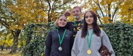 Zawodnicy pozują z medalami