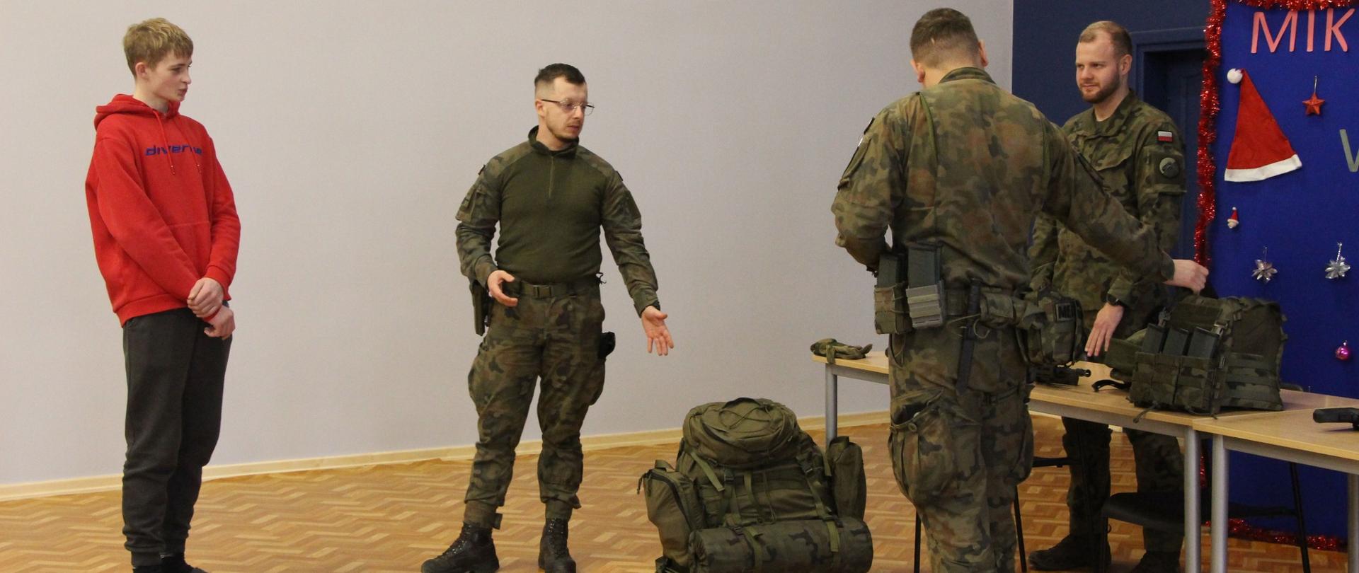 Żołnierze z 2BPL przedstawiają uczniom ILO zawartość ewakuacyjnego plecaka