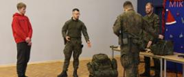 Żołnierze z 2BPL przedstawiają uczniom ILO zawartość ewakuacyjnego plecaka