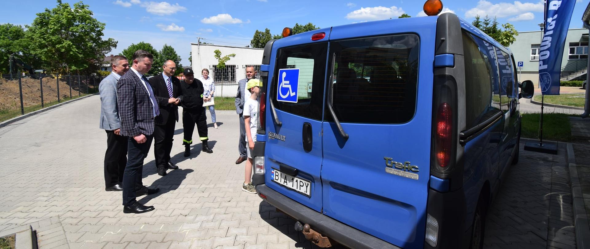 Przekazanie Renault Traffic do użytkowania strażakom OSP w Surażu.
