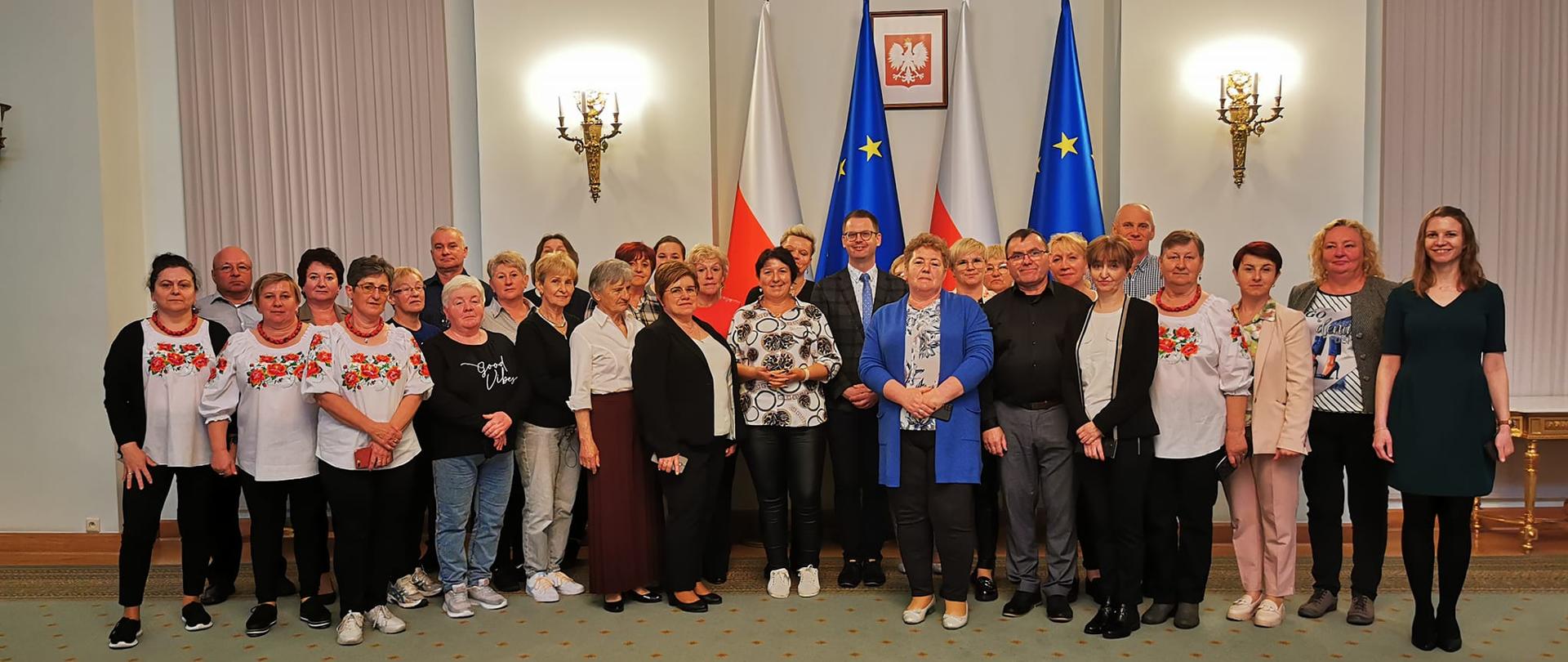 Zdjęcie przedstawia Koła Gospodyń Wiejskich oraz Wójta gminy Wietrzychowice w Pałacu Prezydenckim