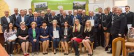 Zdjęcie grupowe z podpisania umów z WFOŚiGW w Warszawie