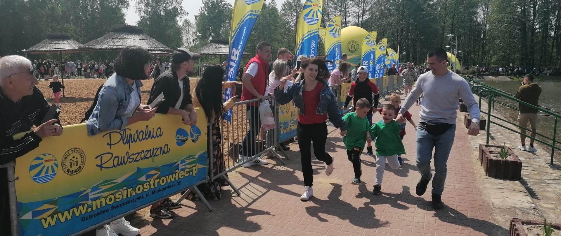 DZIECI BIORĄ UDZIAŁ W BIEGU WIOSNY