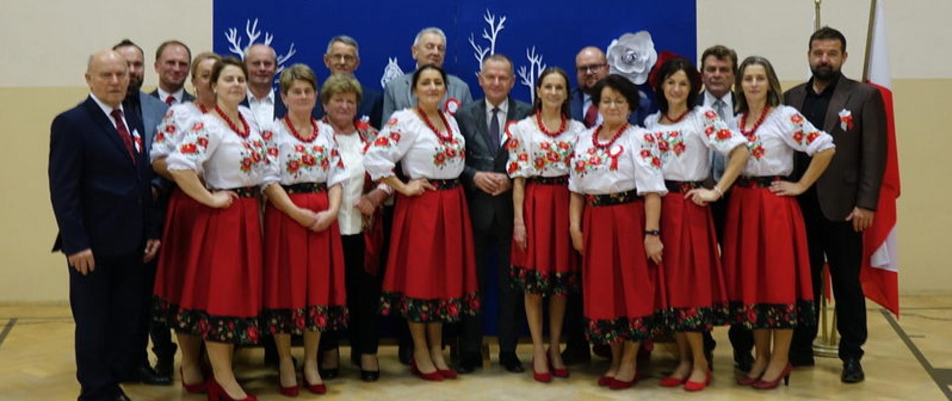 Wspólne zdjęcie organizatorów Wieczornicy Niepodległościowej wraz z samorządowcami uczestniczącymi w wydarzeniu