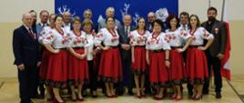 Wspólne zdjęcie organizatorów Wieczornicy Niepodległościowej wraz z samorządowcami uczestniczącymi w wydarzeniu