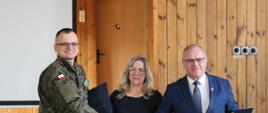 Przypieczętowanie porozumienia uściskiem ręki przez przedstawicieli samorządu i fundacji