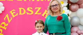 Dyrektor Ewelina Dorota Durzyńska pozuje do zdjęcia z absolwentami przedszkola