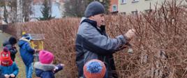 W trakcie wieszania kulek dla ptaków