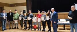Uczestnicy turnieju z dyplomami i medalami pozują z Organizatorami do zdjęcia