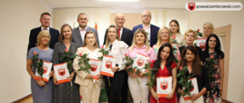 Grupowe zdjęcie Starosty Zambrowskiego z nauczycielami, którzy otrzymali awanse zawodowe
