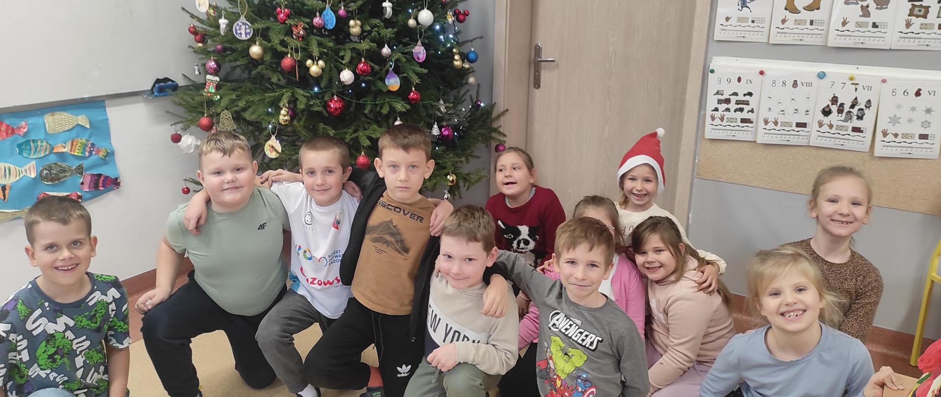 Ubieranie choinki w klasie I – radosne przygotowania do Mikołajek