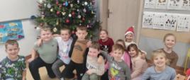 Ubieranie choinki w klasie I – radosne przygotowania do Mikołajek