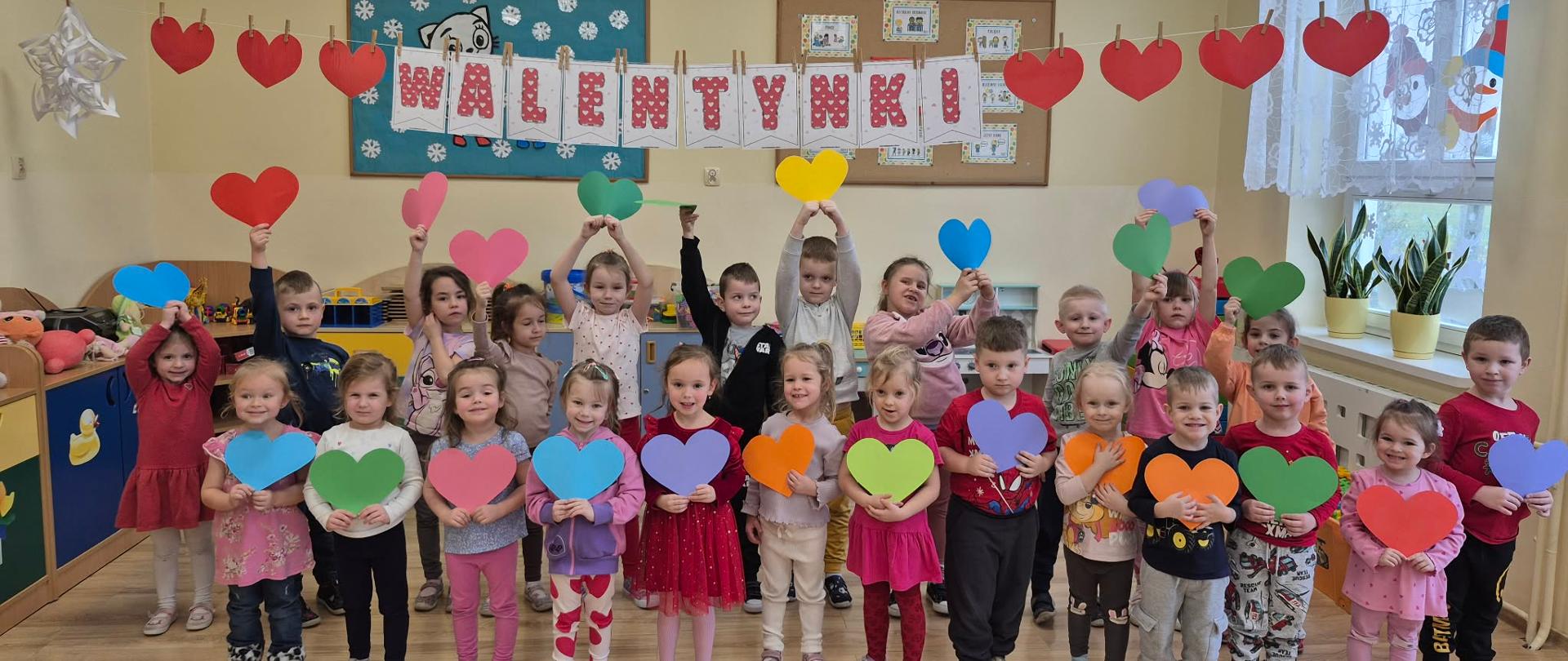 Pamiątkowe zdjęcie przedszkolaków biorących udział w walentynkowych zajęciach