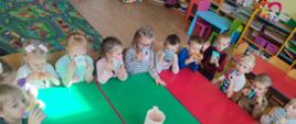 Przedszkolaki degustują przygotowane własnoręcznie soki owocowe