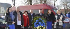 Wójt Iwona Księżopolska z delegacją z Ukrainy przed Urzędem Gminy