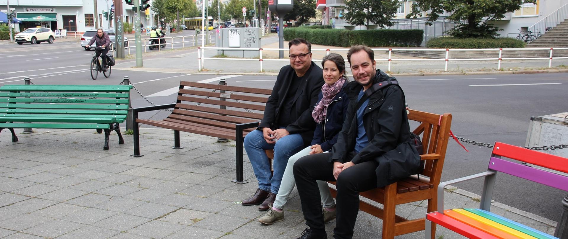 (Od lewej) Burmistrz Berlin Lichtenberg Michael Grunst, Pełnomocnik ds. Współpracy Annegret Sachadä, Artysta Robert Patz