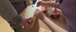 Warsztaty - uczniowie robią domek dla ptaków