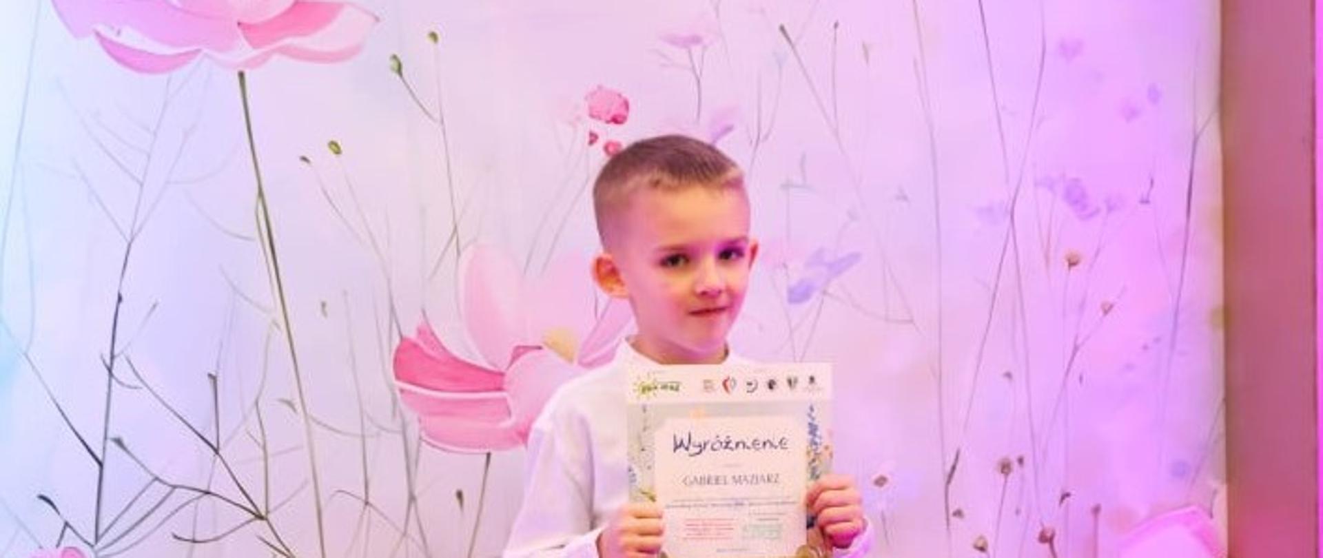 Filip podczas wręczenia nagród w Ogólnopolskim Konkursie Plastycznym „MAM – Marzenia Akwarelą Malowane”
