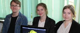Uczniowie promujący kierunek technikum ekonomiczne