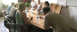 Podczas degustacji - uczestnicy warsztatów siedzą przy stole