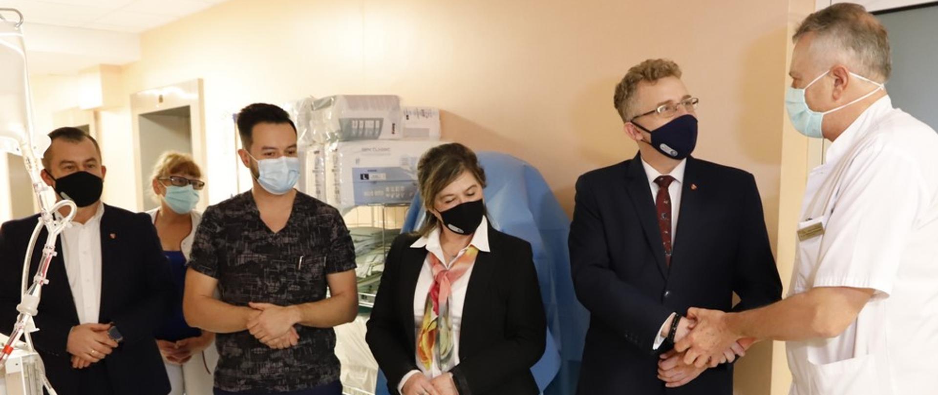 Uroczyste przekazanie przez starostę Grzegorza Pieca zestawu ECMO dyrektorowi ZOZ w Końskich