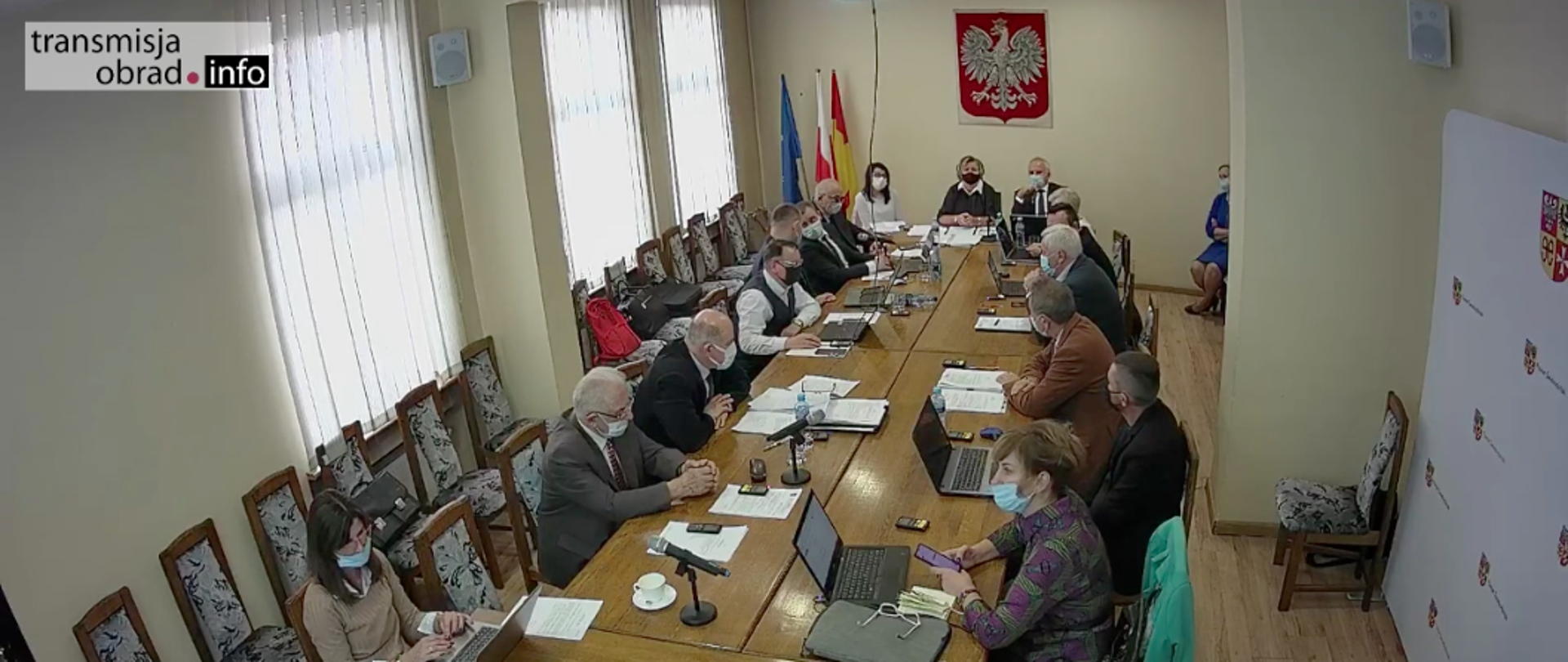 grupa ludzi wewnątrz
