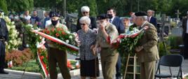 Delegacja środowiska kombatantów składająca wieniec