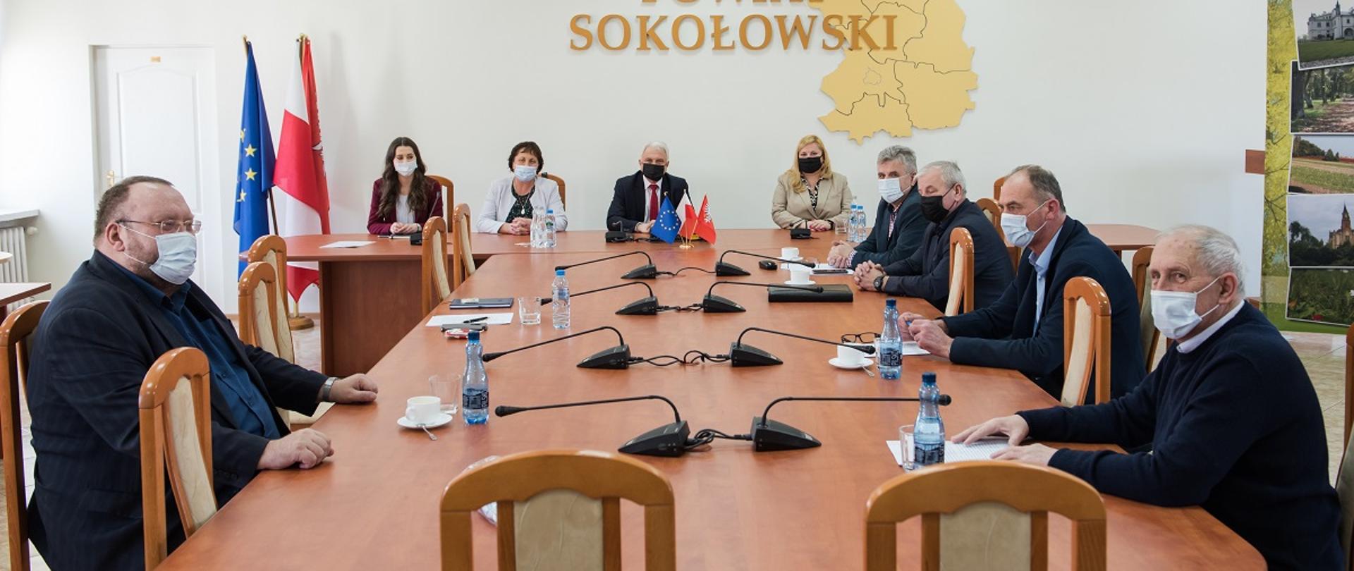 Przy stole w sali konferencyjnej Starostwa Powiatowego w Sokołowie Podlaskim odbywa się spotkanie z udziałem zarządu Powiatu Sokołowskiego oraz wiceministra zdrowia, senatora RP Waldemara Kraski. Na sali obecny jest również przewodniczący Rady Powiatu Sokołowskiego.