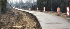 Na zdjęciu przebudowa drogi, urwisko po lewej stronie po prawej jezdnia, w oddali widać maszyny 