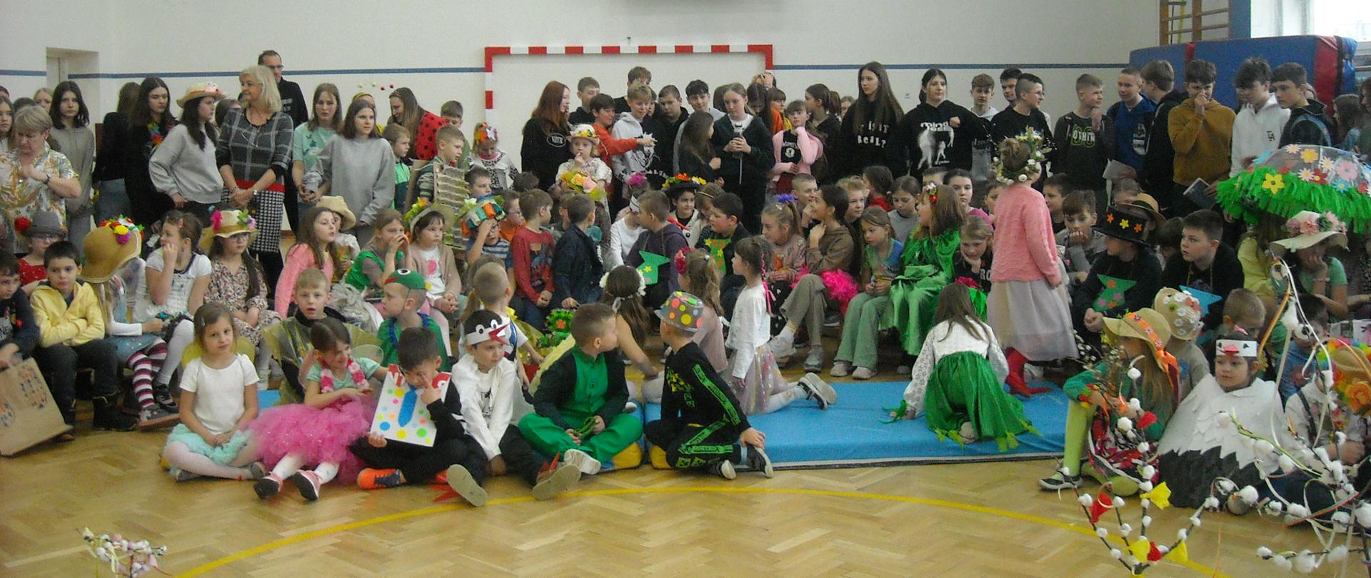 Zbiórka uczniów i nauczycieli przed pokazem.